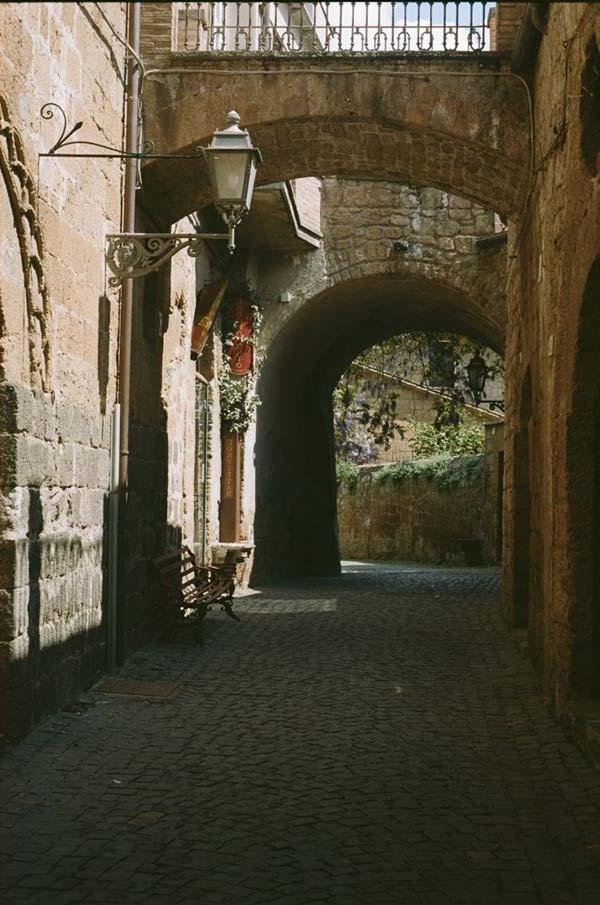 Tan arches 和 cobblestone walkway in 意大利